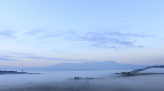 霧に包まれた朝、窓辺から、幻想的な光景を望む。