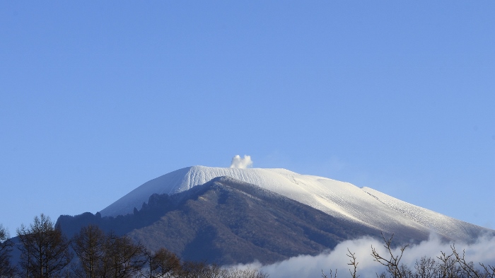 奥ゆかしく雲に覆われた、晩秋の浅間山。純白の頂が青空に映える、初冬の浅間山。